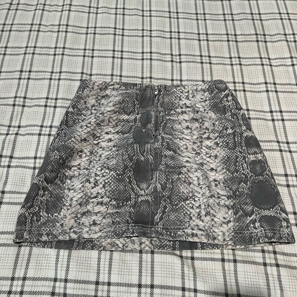 BDG Urban Outfitters Gray snake print Jean mini skirt - Picture 2 of 4